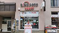Steffen Hirschmann vor seinem Geschäft in der Badgasse in Bad Kissingen.