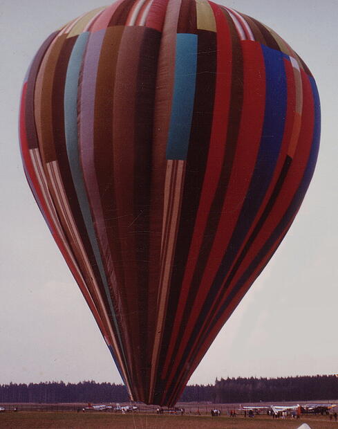 Der Hei&szlig;luftballon bestand aus 1.200 Quadratmeter Stoff &ndash; Regenschirmseide, Zeltnylon, Taftstoff wurden in verschiedenen St&auml;dten gekauft und zusammengen&auml;ht.Konstruktion abenteuerlich aus der DDR gefl&uuml;chtet.