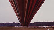Der Heißluftballon bestand aus 1.200 Quadratmeter Stoff – Regenschirmseide, Zeltnylon, Taftstoff wurden in verschiedenen Städten gekauft und zusammengenäht.Konstruktion abenteuerlich aus der DDR geflüchtet.