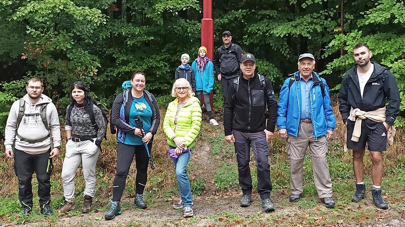 Unser Foto zeigt einen Teil der Wandergruppe am Roten Kreuz an historischer Stelle im Klauswald am Forstweg zwischen Aschach und Premich.