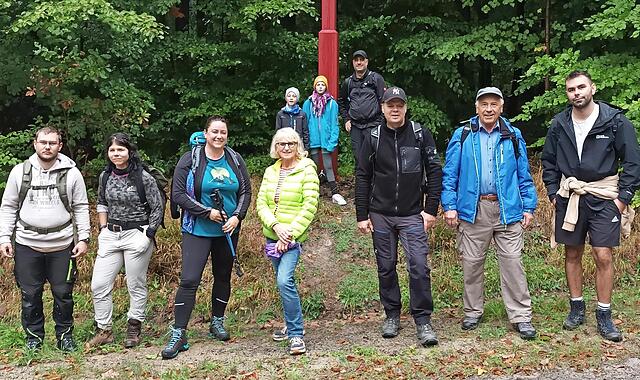 Unser Foto zeigt einen Teil der Wandergruppe am Roten Kreuz an historischer Stelle im Klauswald am Forstweg zwischen Aschach und Premich.