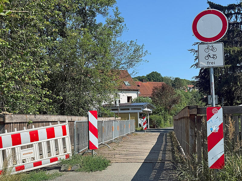 Diese Fu&szlig;g&auml;ngerbr&uuml;cke in Reuth ist gesperrt.,