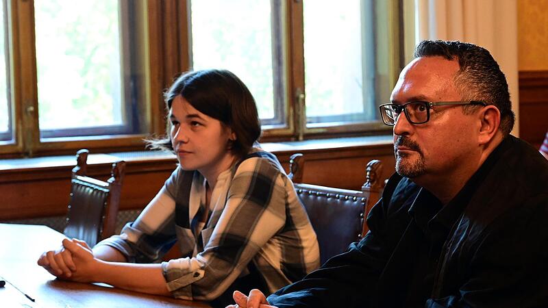 Kl&auml;gerin Ramona aus Hof und ihr Rechtsanwalt Volker Loeschner aus Berlin vor Beginn der Verhandlung am Oberlandesgericht Bamberg.