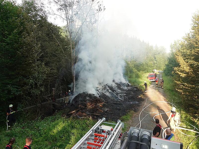 Feuerwehr Ha&szlig;furt: Waldbrand zwischen Buch und W&uuml;lflingen fordert Gro&szlig;aufgebot