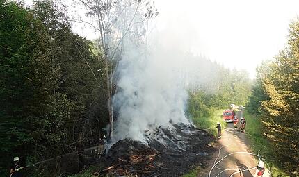 Feuerwehr Ha&szlig;furt: Waldbrand zwischen Buch und W&uuml;lflingen fordert Gro&szlig;aufgebot