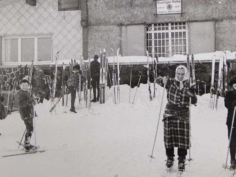 Als es in der Rhön noch Schnee gab, war die Kissinger Hütte Anlaufpunkt für viele Skifahrer. Als es in der Rhön noch Schnee gab, war die Kissinger Hütte Anlaufpunkt für viele Skifahrer.