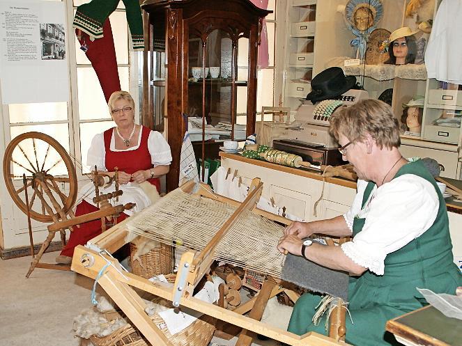 Immer wieder waren im Heimatmuseum Frauen und M&auml;nner zu Gast, die alte Handwerkstechniken noch beherrschen, wie hier das Spinnen und Weben.
