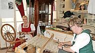 Immer wieder waren im Heimatmuseum Frauen und M&auml;nner zu Gast, die alte Handwerkstechniken noch beherrschen, wie hier das Spinnen und Weben.