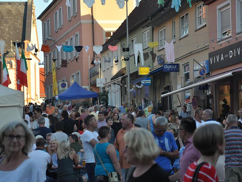 Eindrücke von der Italienischen Nacht im Jahr 2019: Die Grüne-Markt-Straße war voller Besucherinnen und Besucher.