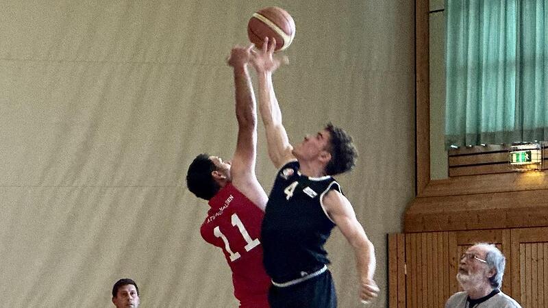 Anwurf zum Pokalspiel und in eine neue Saison: Die beiden Kapit&auml;ne Matthias Hader (Nordhalben, Nummer 11) und Michael M&uuml;nch (Weismain) k&auml;mpfen beim Jump um den Ballgewinn, links Nordhalbens Ronny Neubauer.