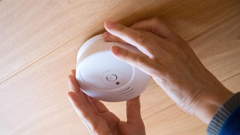 Rauchmelder: Einmal im Jahr sollte man die Lebensretter überprüfen.