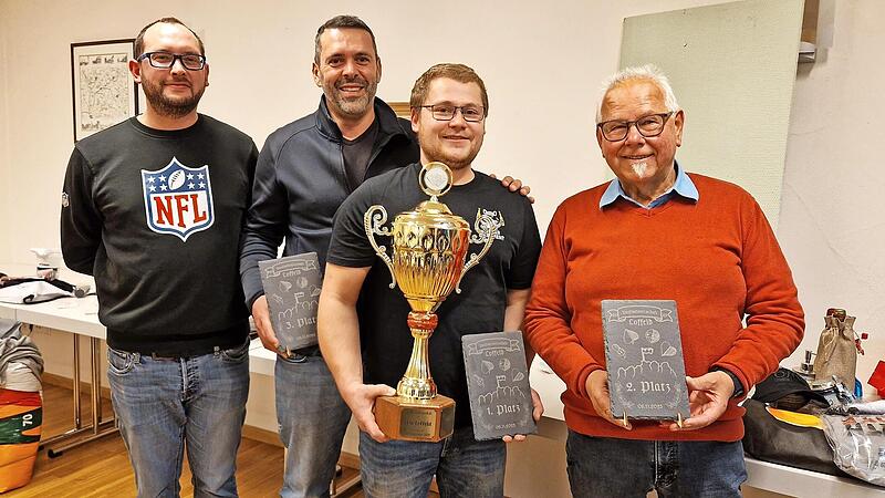 Neben dem Wanderpokal und Geschenken erhielten die drei erfolgreichsten Spieler beim Loffelder Preisschafkopf Siegerurkunden auf Schiefertafeln – graviert und zur Verfügung gestellt von Matthias Reinhardt (von links: Jochen Fischer, Simon Schmitt,...