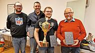 Neben dem Wanderpokal und Geschenken erhielten die drei erfolgreichsten Spieler beim Loffelder Preisschafkopf Siegerurkunden auf Schiefertafeln – graviert und zur Verfügung gestellt von Matthias Reinhardt (von links: Jochen Fischer, Simon Schmitt,...