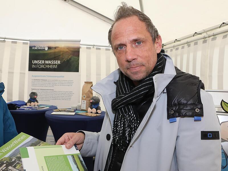 Bayerns Umweltminister Thorsten Glauber, hier bei der Einweihung des Forchheimer  Wasserwerkes im April 2022Forchheim & Fr&auml;nkische Schweiz