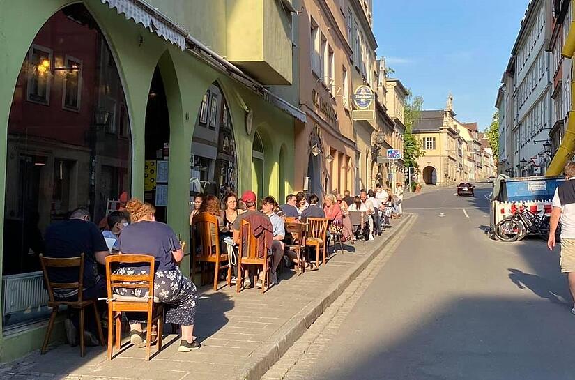 Mehr Platz für die Außengastronomie wäre in der Steingasse in Coburg möglich, wenn dafür Kurzzeitparkplätze entfernt würden. Mehr Platz für die Außengastronomie wäre in der Steingasse in Coburg möglich, wenn dafür Kurzzeitparkplätze entfernt würden.