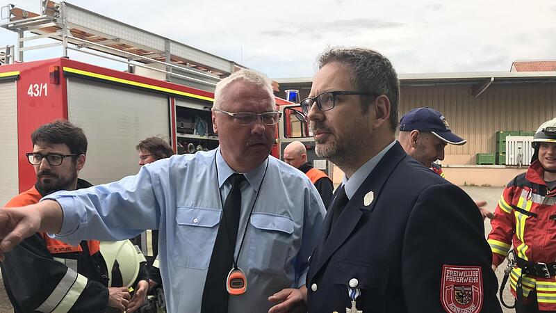 Kreisbrandmeister Michael Langenhan (l.) ist auch in der Igensdorfer Feuerwehr aktiv.Forchheim & Fränkische Schweiz Kreisbrandmeister Michael Langenhan (l.) ist auch in der Igensdorfer Feuerwehr aktiv.Forchheim & Fränkische Schweiz
