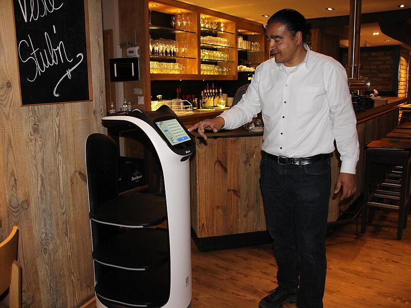Der Service-Roboter wird ausschließlich im Innenbereich des Brauhaus Stadl in Coburg zum Einsatz kommen. Und: Für das benachbarte Brauhaus, das ebenfalls Markus Timm gehört, ist er nicht geeignet. Der Service-Roboter wird ausschließlich im Innenbereich des Brauhaus Stadl in Coburg zum Einsatz kommen. Und: Für das benachbarte Brauhaus, das ebenfalls Markus Timm gehört, ist er nicht geeignet.
