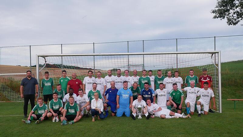 Die beiden Finalmannschaften SC Hesselbach und TSV Thundorf (im weißen Trikot)