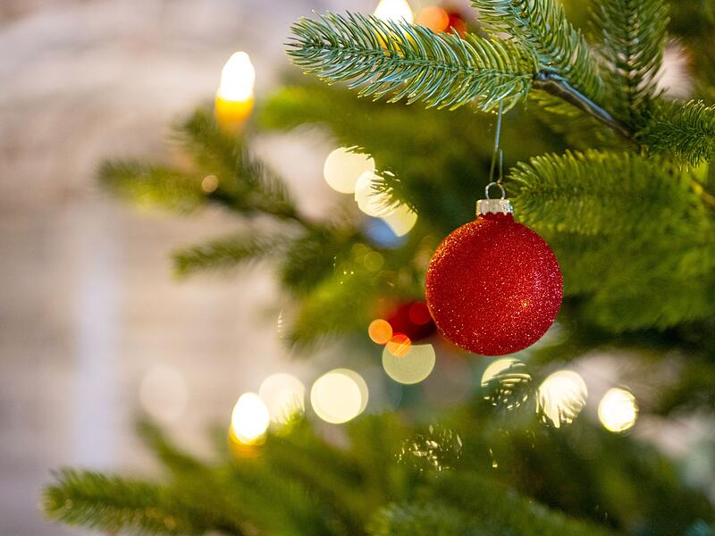 Weihnachtsbaum mit Weihnachtskugel