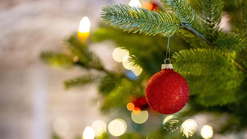 Weihnachtsbaum mit Weihnachtskugel