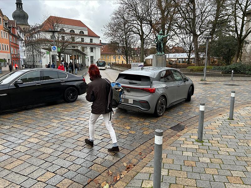 Zu kniffligen Situationen wie dieser kommt es am Theaterplatz in Coburg täglich: Jemand versucht die Straße zu überqueren – doch trotz Tempo 20, das für die Autos gilt, ist das gar nicht so einfach.
