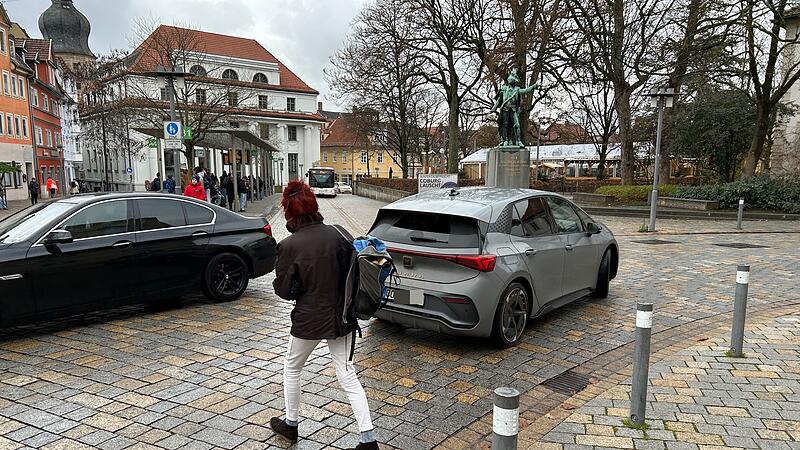 Zu kniffligen Situationen wie dieser kommt es am Theaterplatz in Coburg täglich: Jemand versucht die Straße zu überqueren – doch trotz Tempo 20, das für die Autos gilt, ist das gar nicht so einfach.