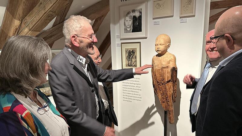 Domkapitular Jürgen Lenssen bei einer Führung durch die Ausstellung. Hier am Beispiel der „Würde eines Kindes.“