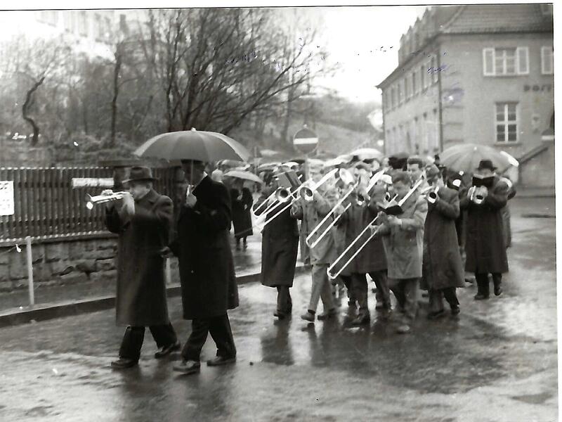 20. Dezember 1959: Festzug zur Kircheneinweihung. Vorn Andreas Schneider mit Schwiegersohn Alfred Werner. 20. Dezember 1959: Festzug zur Kircheneinweihung. Vorn Andreas Schneider mit Schwiegersohn Alfred Werner.