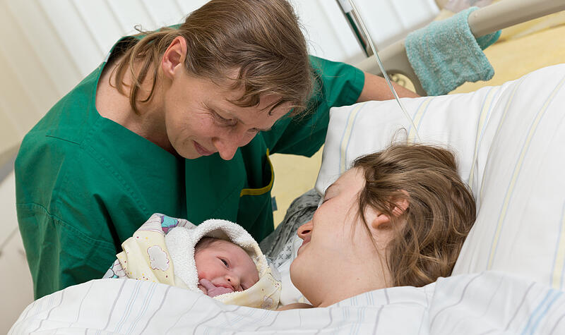 Hebamme, Mutter und Kind nach der Geburt: Dieses Bild wird 2027 in Lichtenfels nicht mehr m&ouml;glich sein.