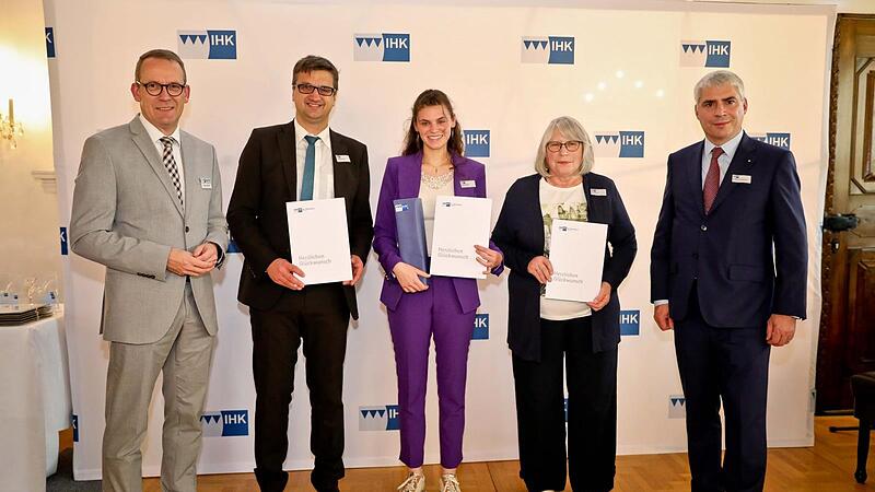 Im Bild (von links) Wolfram Brehm, Hauptgesch&auml;ftsf&uuml;hrer der IHK, Christian K&auml;ser, Rektor   der Berufsschule I in Bamberg, Sabrina Zuber,  Gisela Wihl ehemalige Inhaberin Blumen B&uuml;ttner Kulmbach sowie IHK-Pr&auml;sident Michael Waasner.