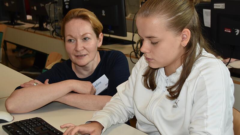 Nadine Oeser bespricht mit der 14-jährigen Joann-Lee deren Ergebnisse aus dem Online-Tool .