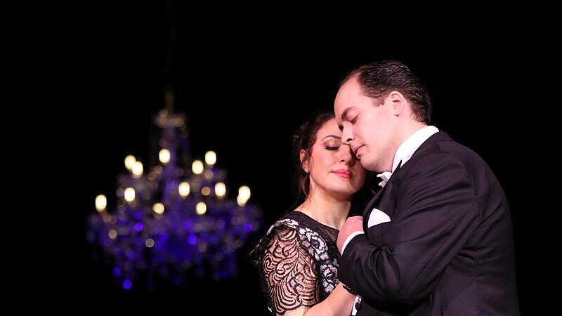 Turbulente Verwicklungen mit Happy End: Ana Naqe als Hanna Glawari und Jonas Böhm als Graf Danilo Danilowitsch in „Die lustige Witwe“ von Franz Lehár. Gastregisseur Tobias Ribitzki inszenierte die Operette von Franz Lehár imG Globe. Turbulente Verwicklungen mit Happy End: Ana Naqe als Hanna Glawari und Jonas Böhm als Graf Danilo Danilowitsch in „Die lustige Witwe“ von Franz Lehár. Gastregisseur Tobias Ribitzki inszenierte die Operette von Franz Lehár imG Globe.