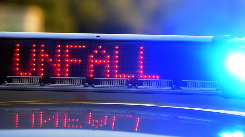 Auf einem Polizeifahrzeug warnt eine Leuchtschrift vor einer Unfallstelle (Symbolbild)