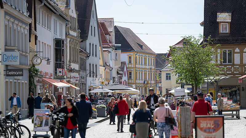 Bevölkerungsentwicklung LK FOForchheim & Fränkische Schweiz Statistiker haben berechnet, dass im Jahr 2043 knapp 3000 Menschen mehr leben als heute. Brisantes Detail: Einzig Ältere ab 65 Jahren nehmen bis dahin zu.