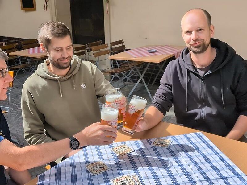 Neues Export-Bier im Spezial Christian, Florian und Sebastian Merz (von links) stoßen im Spezial mit dem neuen goldfarbenen Export-Bier an. Sebastian Merz (rechts) hat die Entwicklung des Bieres maßgeblich vorangetrieben.