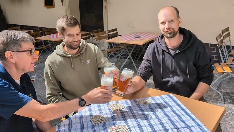 Christian, Florian und Sebastian Merz (von links) sto&szlig;en im Spezial mit dem neuen goldfarbenen Export-Bier an. Sebastian Merz (rechts) hat die Entwicklung des Bieres ma&szlig;geblich vorangetrieben.