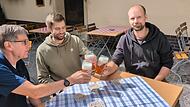 Neues Export-Bier im Spezial Christian, Florian und Sebastian Merz (von links) stoßen im Spezial mit dem neuen goldfarbenen Export-Bier an. Sebastian Merz (rechts) hat die Entwicklung des Bieres maßgeblich vorangetrieben.