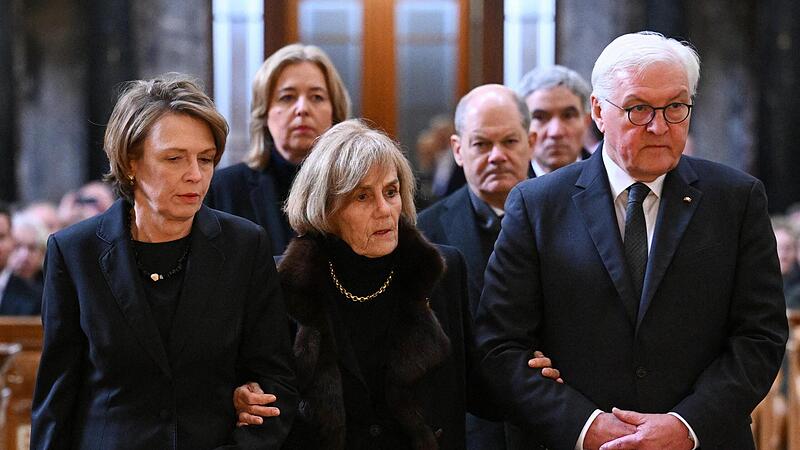 Bundespr&auml;sident Frank-Walter Steinmeier und seine Frau Elke B&uuml;denbender nehmen Ingeborg Sch&auml;uble in ihre Mitte. In zweiter Reihe: Bundestagspr&auml;sidentin B&auml;rbel Bas (SPD), Kanzler Olaf Scholz (SPD) und Stephan Harbarth, Pr&auml;sident des Bundesverfassun...