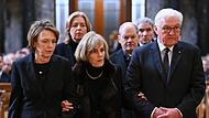 Bundespr&auml;sident Frank-Walter Steinmeier und seine Frau Elke B&uuml;denbender nehmen Ingeborg Sch&auml;uble in ihre Mitte. In zweiter Reihe: Bundestagspr&auml;sidentin B&auml;rbel Bas (SPD), Kanzler Olaf Scholz (SPD) und Stephan Harbarth, Pr&auml;sident des Bundesverfassun...