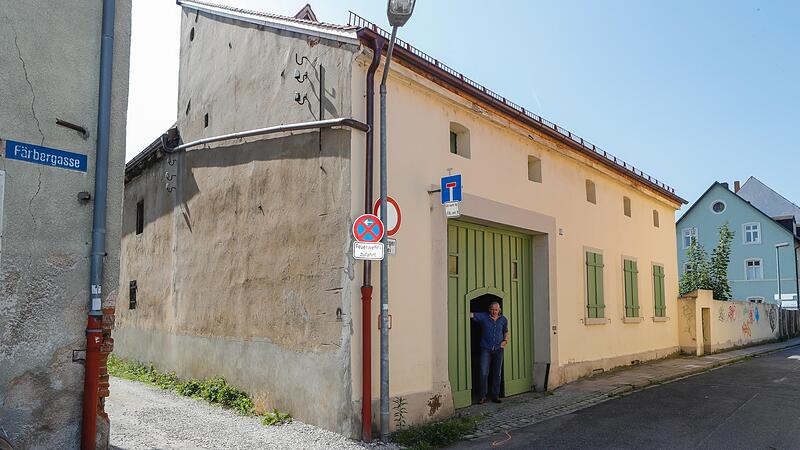Matthias Kredel im Jahr 2017 vor seinem Haus in der Färbergasse. Das Anwesen mit Scheune und Stall in der Bamberger Gärtnerstadt  hat er bis heute  denkmalgerecht modernisiert umgebaut.
