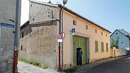 Matthias Kredel im Jahr 2017 vor seinem Haus in der Färbergasse. Das Anwesen mit Scheune und Stall in der Bamberger Gärtnerstadt  hat er bis heute  denkmalgerecht modernisiert umgebaut.