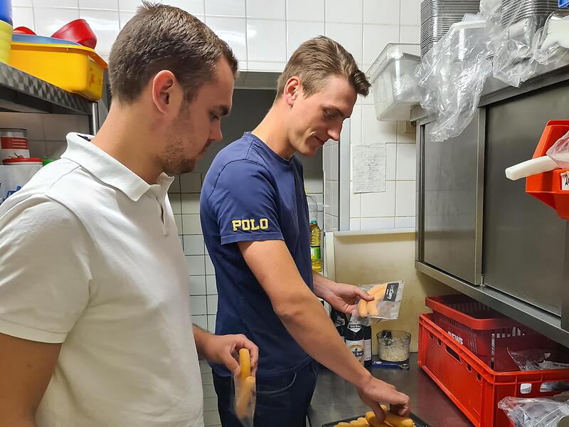 Die bestellte Wurst wird von Hand verpackt und verschickt.Forchheim & Fr&auml;nkische Schweiz