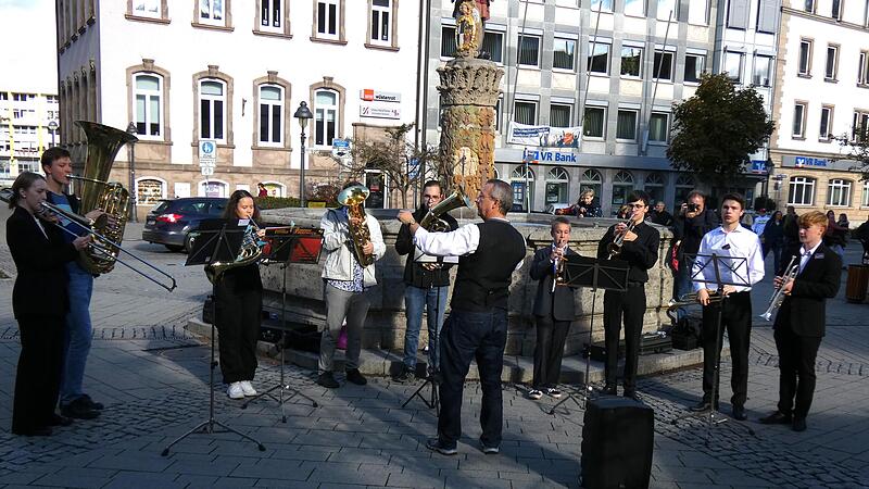 Er&ouml;ffnung der &bdquo;Ladenmusik&ldquo; durch das Blechbl&auml;serensemble des Markgraf-Georg-Friedrich-Gymnasiums am Holzmarkt mit Musiklehrer  Hubertus Baumann.