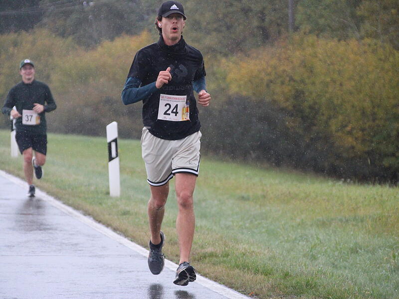 Trotz nasskaltem Herbstwetter lie&szlig;en sich die Sportler den Spa&szlig;  beim 38. Frankenwaldlauf der LG Ludwigschorgast nicht vermiesen.