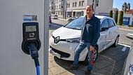 Uwe Röschlaub  fährt ein E-Auto von Renault, sein Fahrzeug  ist  eines von gerade mal knapp 400 zugelassenen E-Autos in Bamberg.