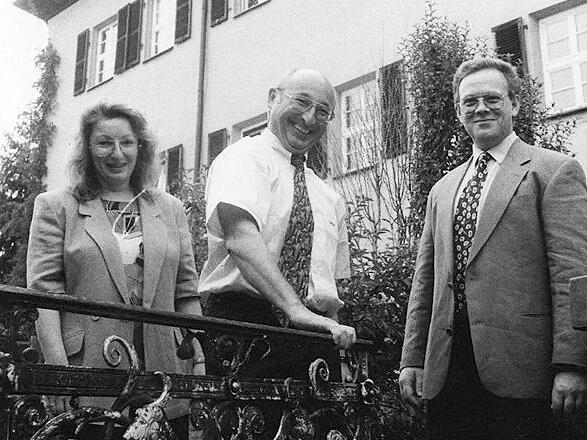 Im August 1995: Bürgermeister Hans Lang begrüßt das Pächterpaar Reinhold Vockentänzer und Monika Zeilinger. Den früheren Sternekoch hielt es elf Jahre in Herzogenaurach. Im August 1995: Bürgermeister Hans Lang begrüßt das Pächterpaar Reinhold Vockentänzer und Monika Zeilinger. Den früheren Sternekoch hielt es elf Jahre in Herzogenaurach.