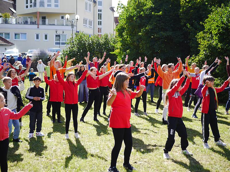 Tanz-Flashmob im Siebener-Park Bad Br&uuml;ckenau.