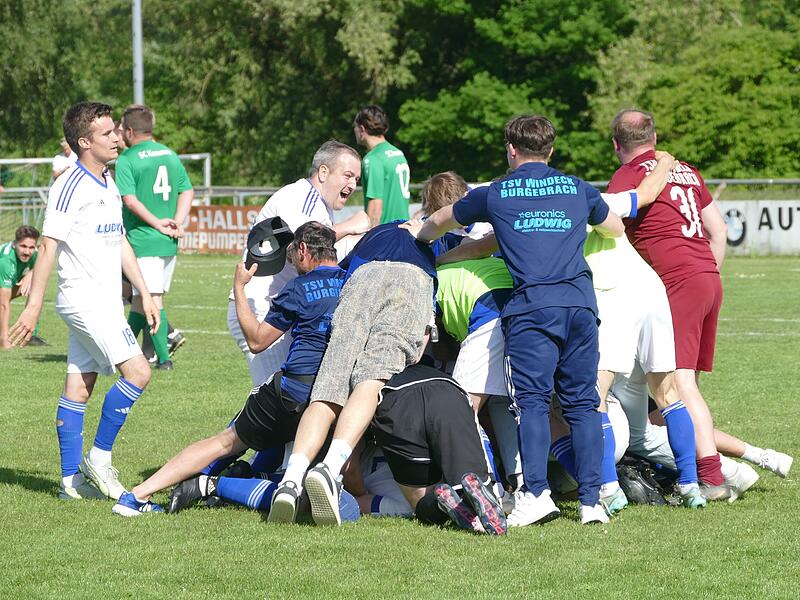 Der TSV Burgebrach bejubelt den Meistertitel in der Bezirksliga Oberfranken West nach dem 2:1 in Kemmern.TSV Burgebrach: Meister Bezirksliga West 2024/25 Der TSV Burgebrach bejubelt den Meistertitel in der Bezirksliga Oberfranken West nach dem 2:1 in Kemmern.
