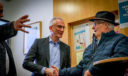 Alexander Schulz wird zu seinem Wahlsieg begl&uuml;ckw&uuml;nscht.