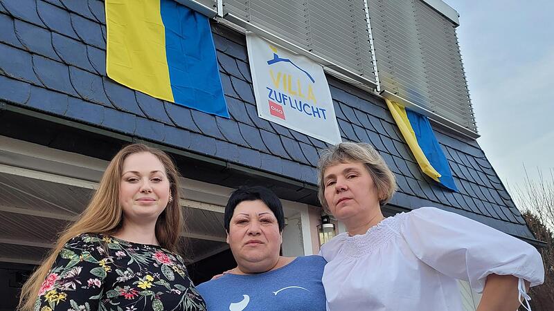 Die &bdquo;Villa Zuflucht&ldquo;, an der ukrainische Fahnen wehen, bietet Olena, Nina und Nataliia (von links) nach ihrer Flucht ein Zuhause.